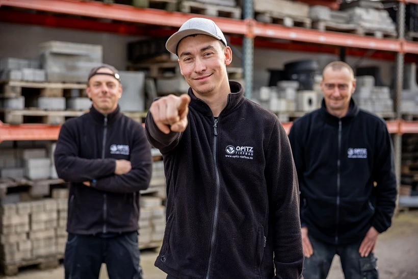 Team von Opitz Tiefbau im Lager