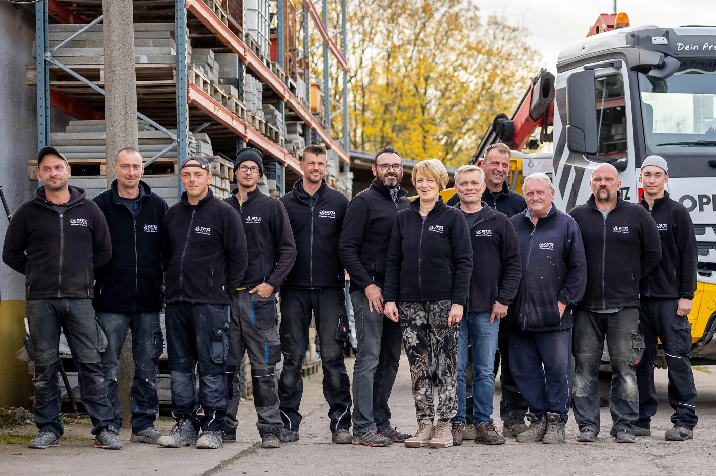 Das Team von Opitz Tiefbau vor der Baustelle in Dresden