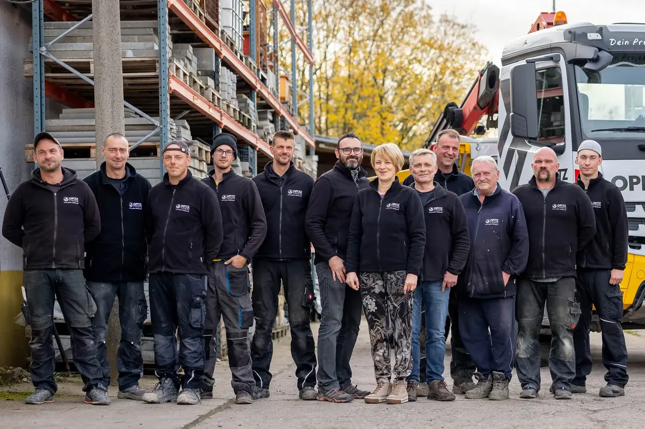 Das Team von Opitz Tiefbau vor der Baustelle in Dresden