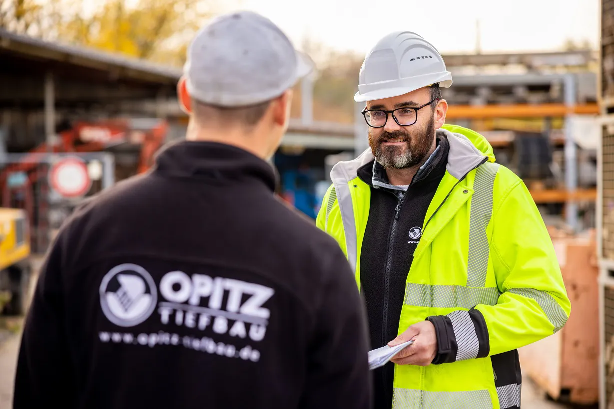 Baustellenbesprechung auf dem Hof