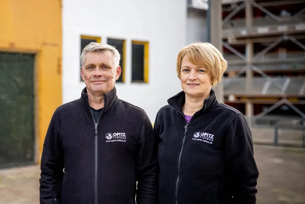 Opitz Tiefbau Team vor der Baustelle