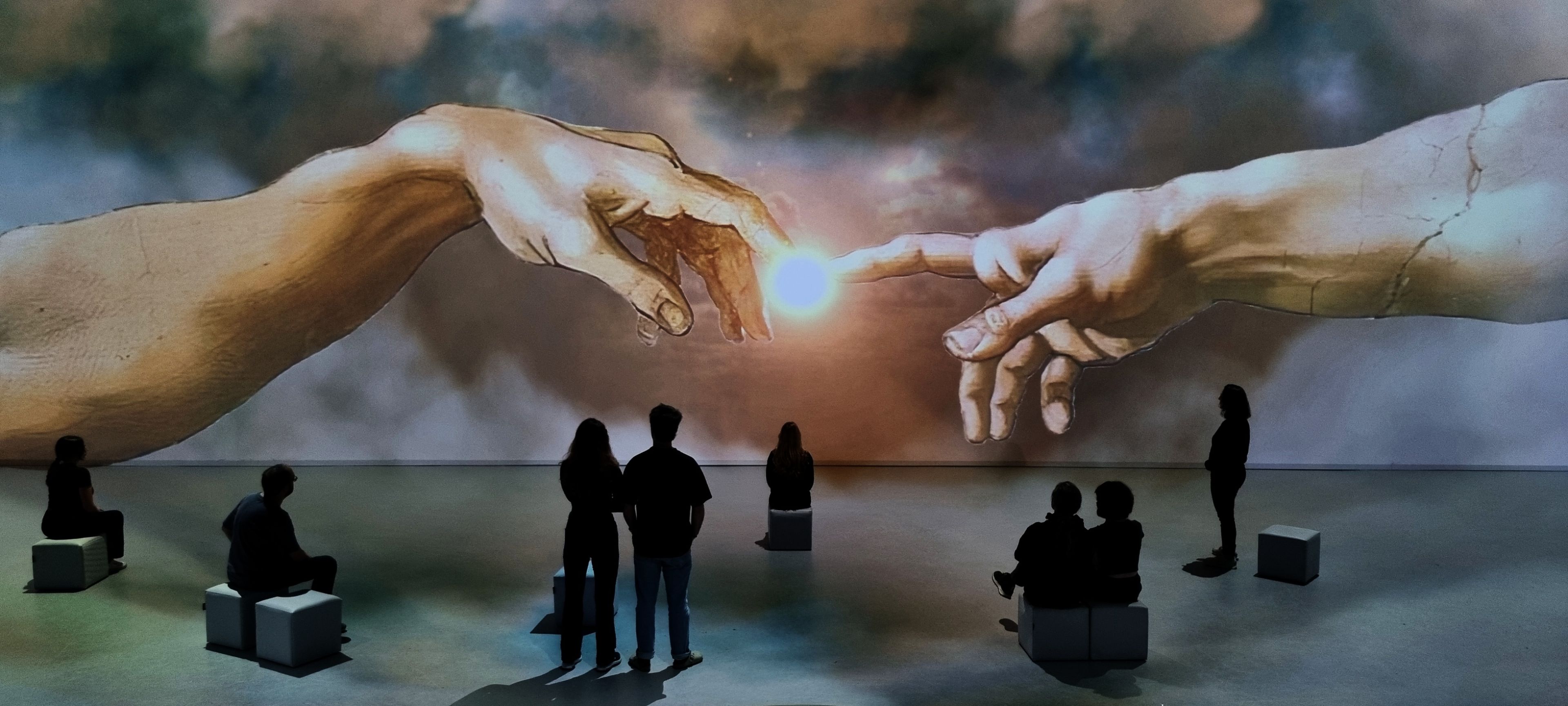La Création d'Adam de Michel-Ange projetée sur le mur de la salle immersive