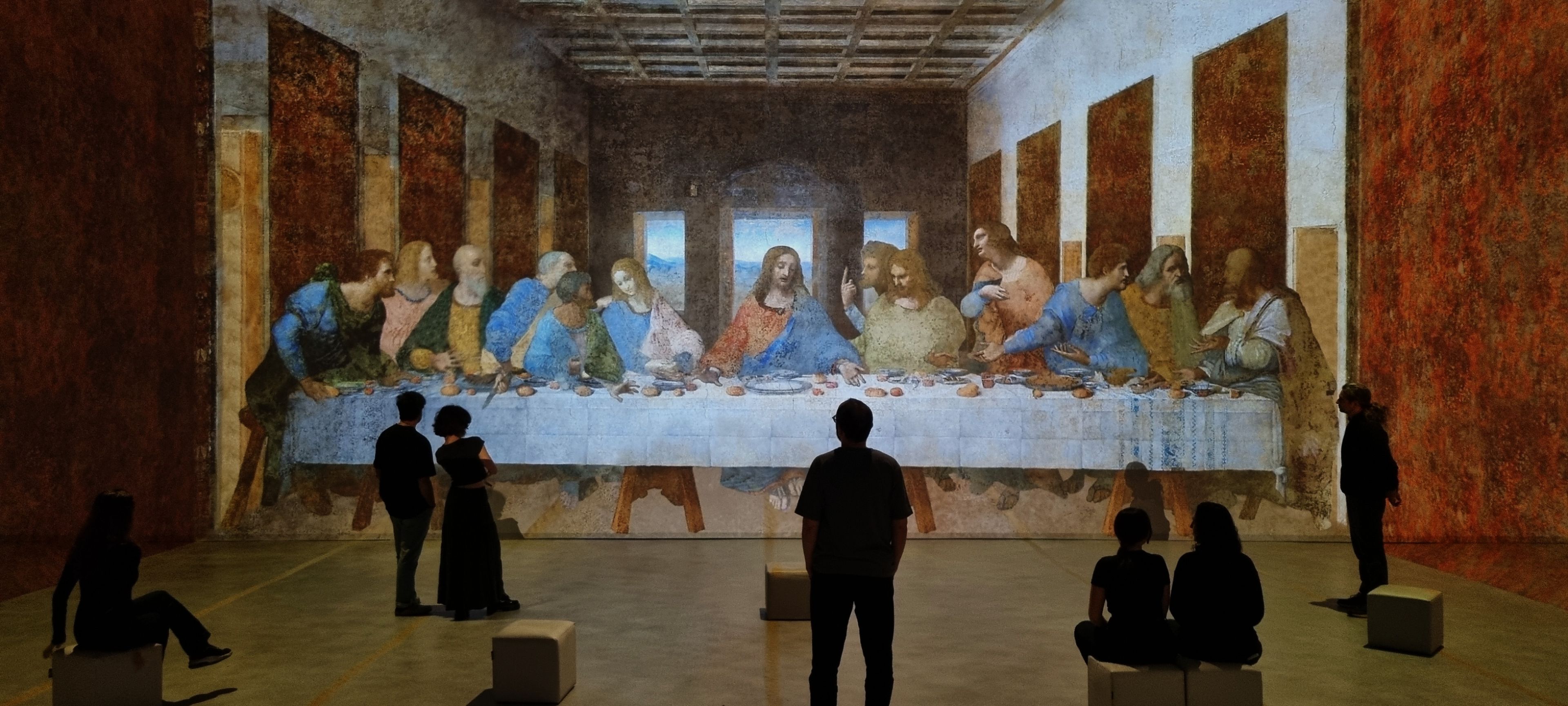 La Cène de Léonard de Vinci projetée sur les murs de la salle immersive