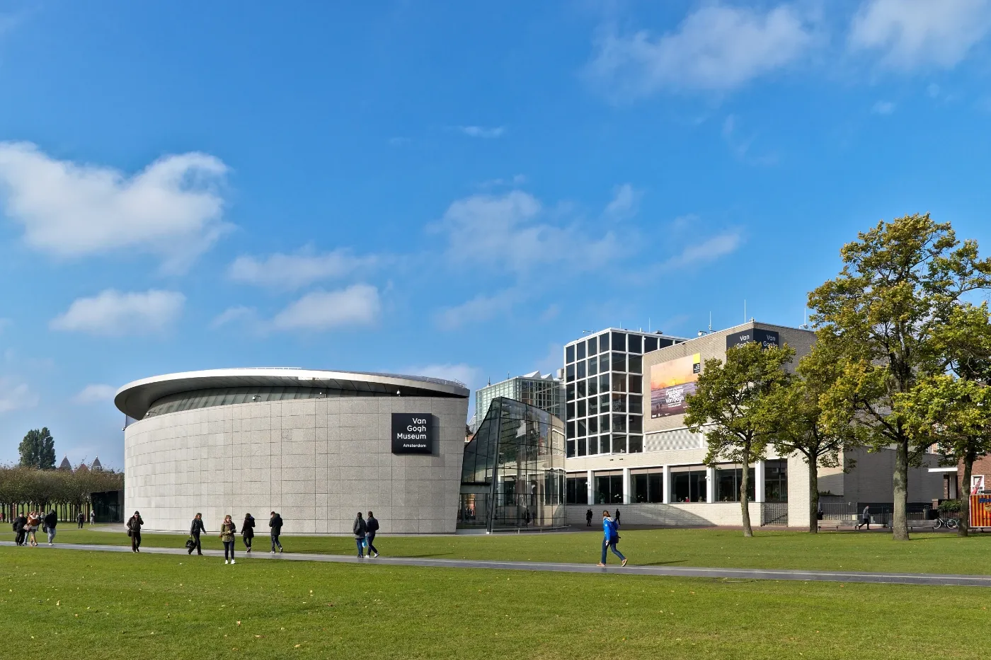 Het Van Gogh Museum in Amsterdam gezien vanaf het Museumplein