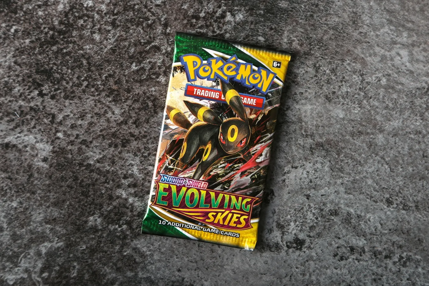 Een boosterpack van Evolving Skies, een Pokémon-set die niet meer wordt bijgedrukt