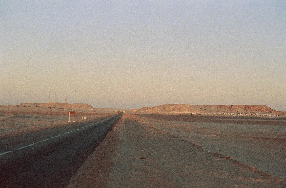 Ligne droite de la N1 dans le désert à l'approche de Dakhla