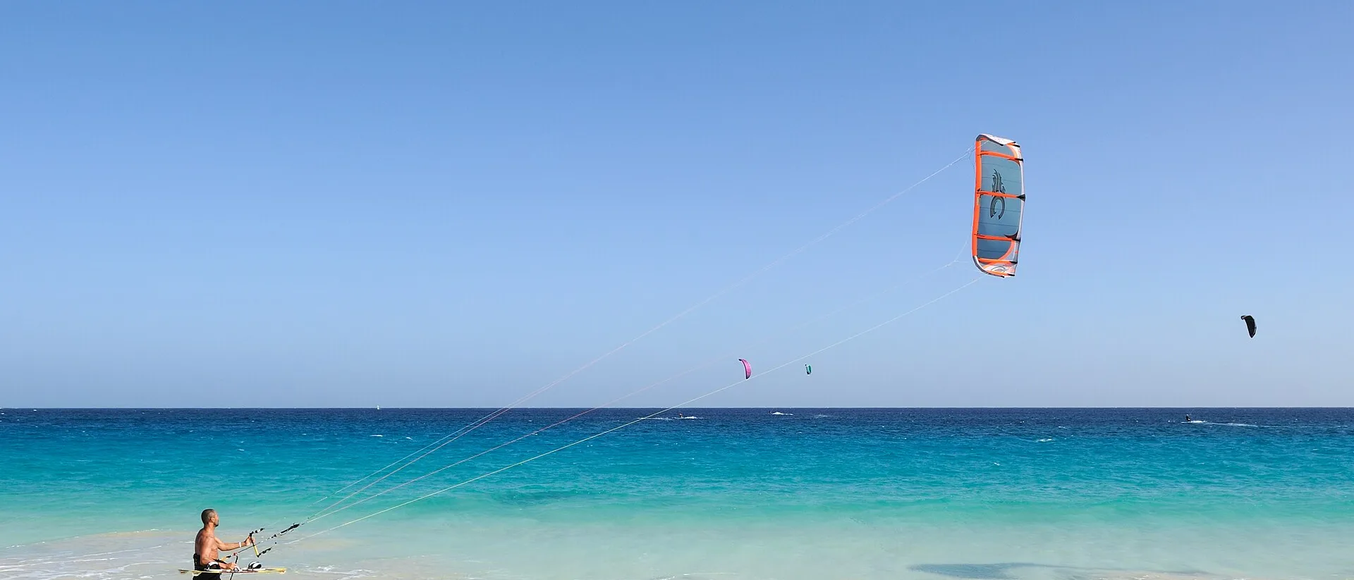Quiver de voyage : deux ailes, une planche, et le reste en soute