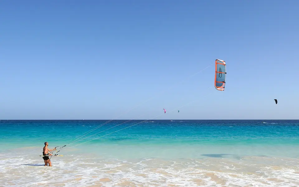 Quiver de voyage : deux ailes, une planche, et le reste en soute