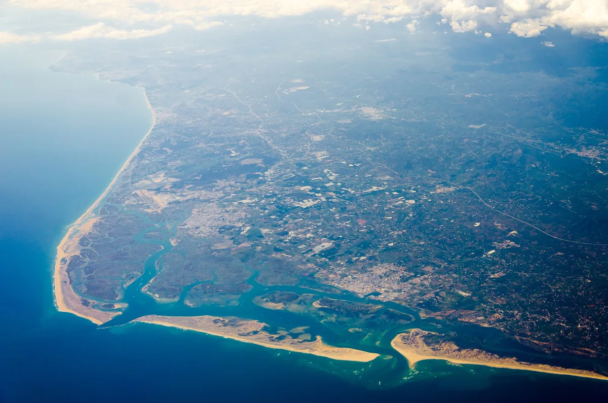 Vue aérienne de la Ria Formosa et de ses îles-barrières près de Faro