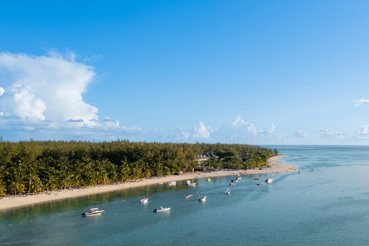 Vue aérienne de la plage publique du Morne, bateaux au mouillage et filaos