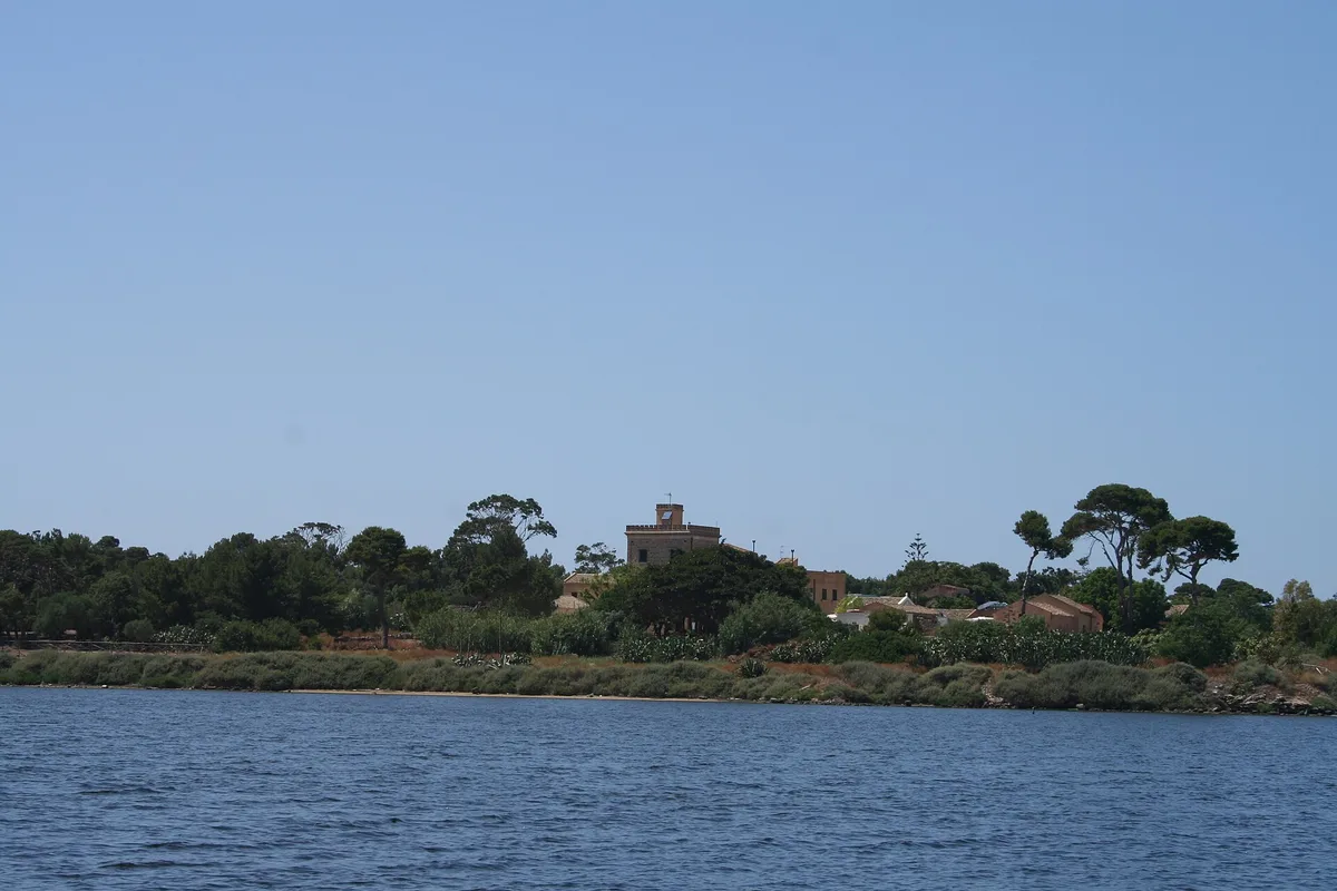 L’île de Mozia vue depuis la lagune, avec la villa Whitaker
