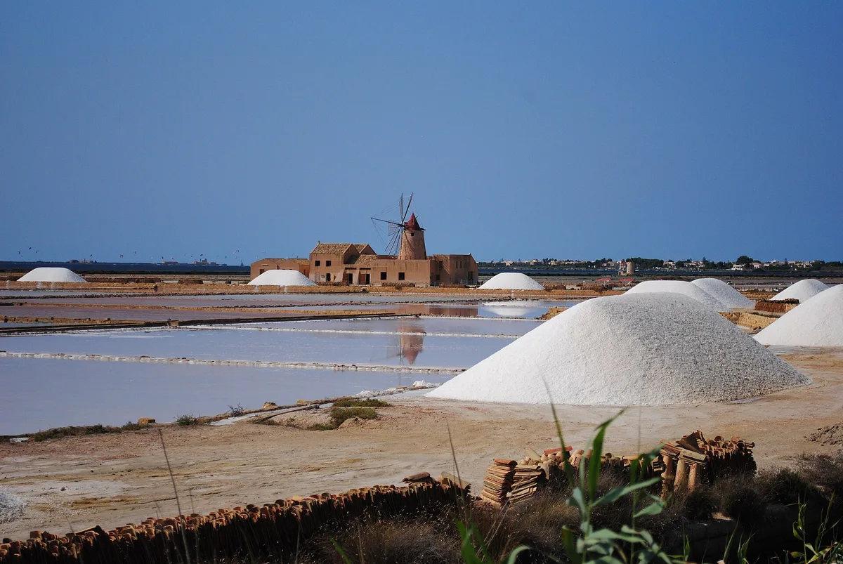 Moulin à vent et bassins des salines vus depuis un toit de tuiles