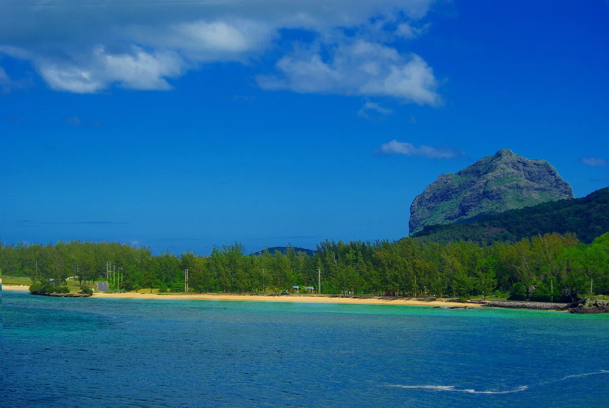 Plage de sable blanc du Morne, filaos et cocotiers, la montagne derrière