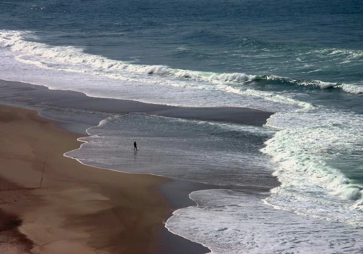 Vagues de l’Atlantique déferlant sur la plage de Foz do Arelho