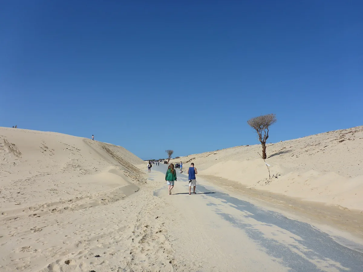 La route de Punta Paloma, ensablée entre deux dunes