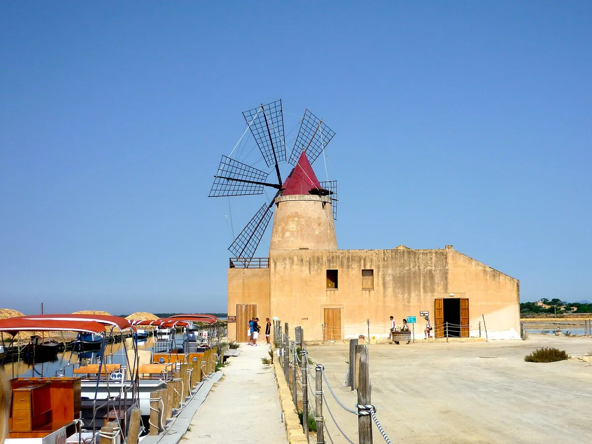 Coucher de soleil sur les salines Ettore e Infersa et leur moulin