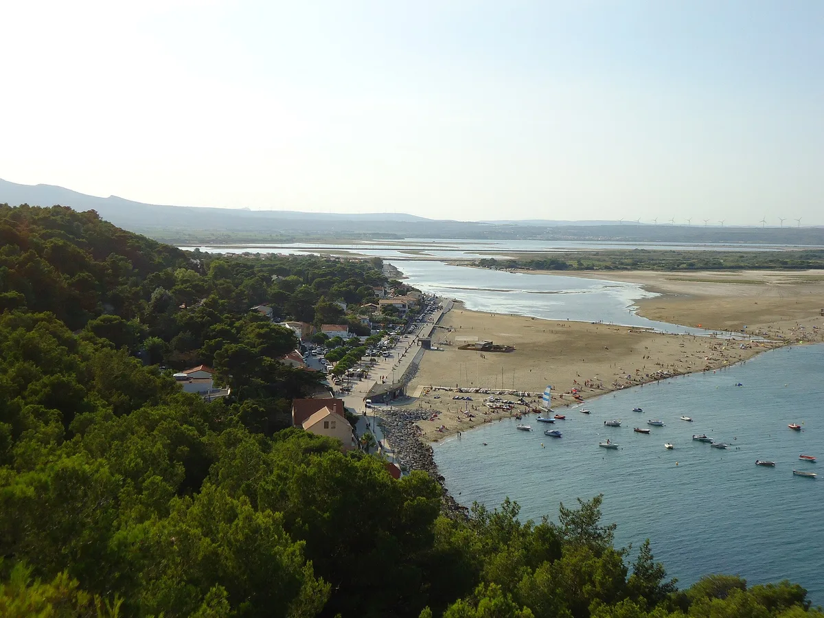 Le village de La Franqui et sa plage vus depuis le sentier de la falaise, la tramontane lisse l’eau près du bord
