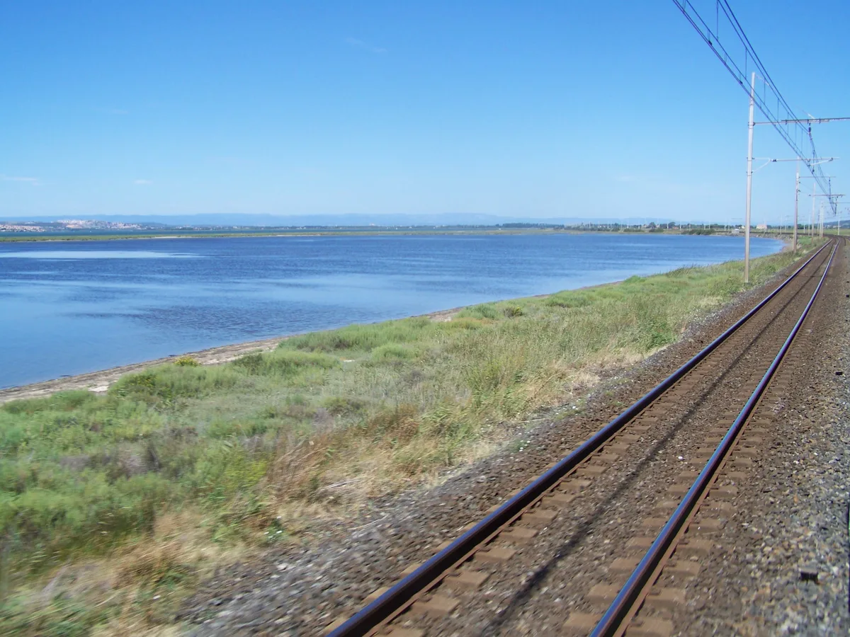 Vue sur l’étang de Leucate depuis la rive, eau plate et rive basse au loin