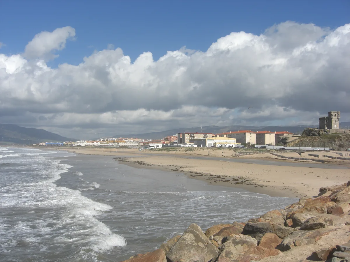 La plage de Balneario vue de la chaussée de l’île, le château au fond