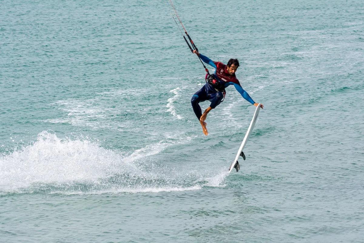 Kiter en strapless dans le shore-break de Los Lances