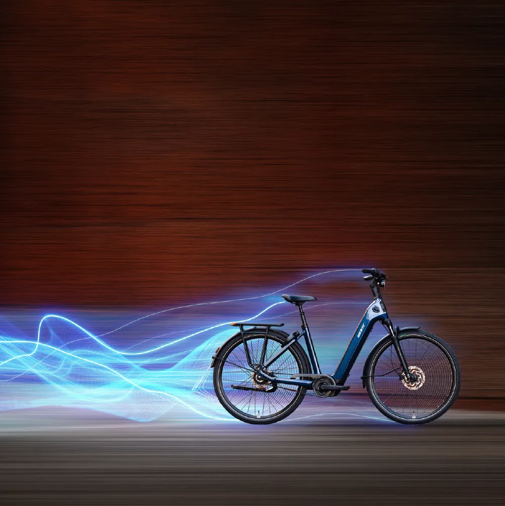 campagnebeeld Giant met een e-bike met lichtsporen