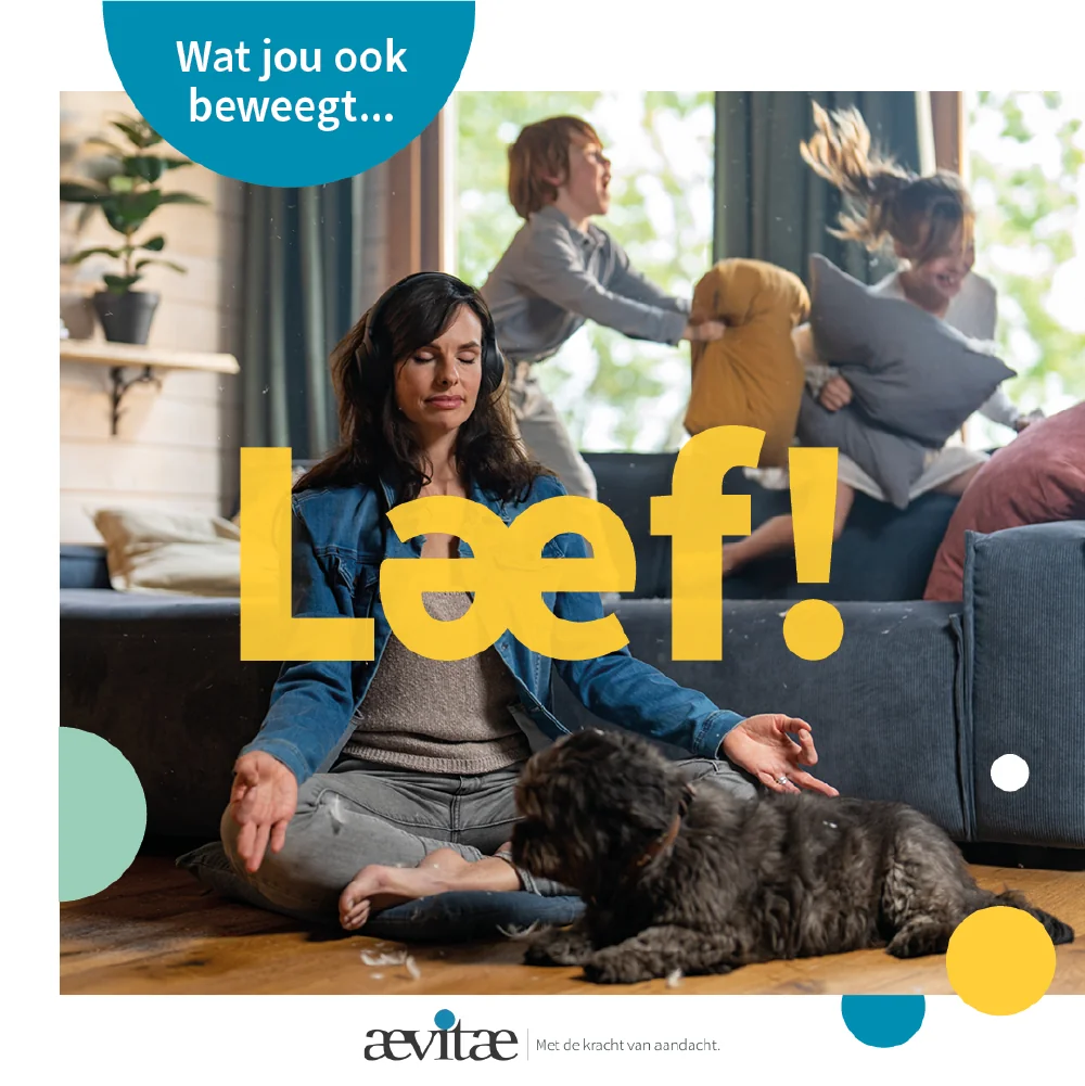 Campagnebeeld 'Laef' voor Aevitae, met een zittende vrouw