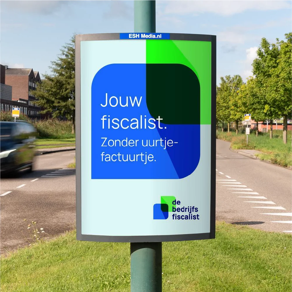 Abri-reclame voor De bedrijfsfiscalist met de tekst 'jouw fiscalist zonder uurtje factuurtje'