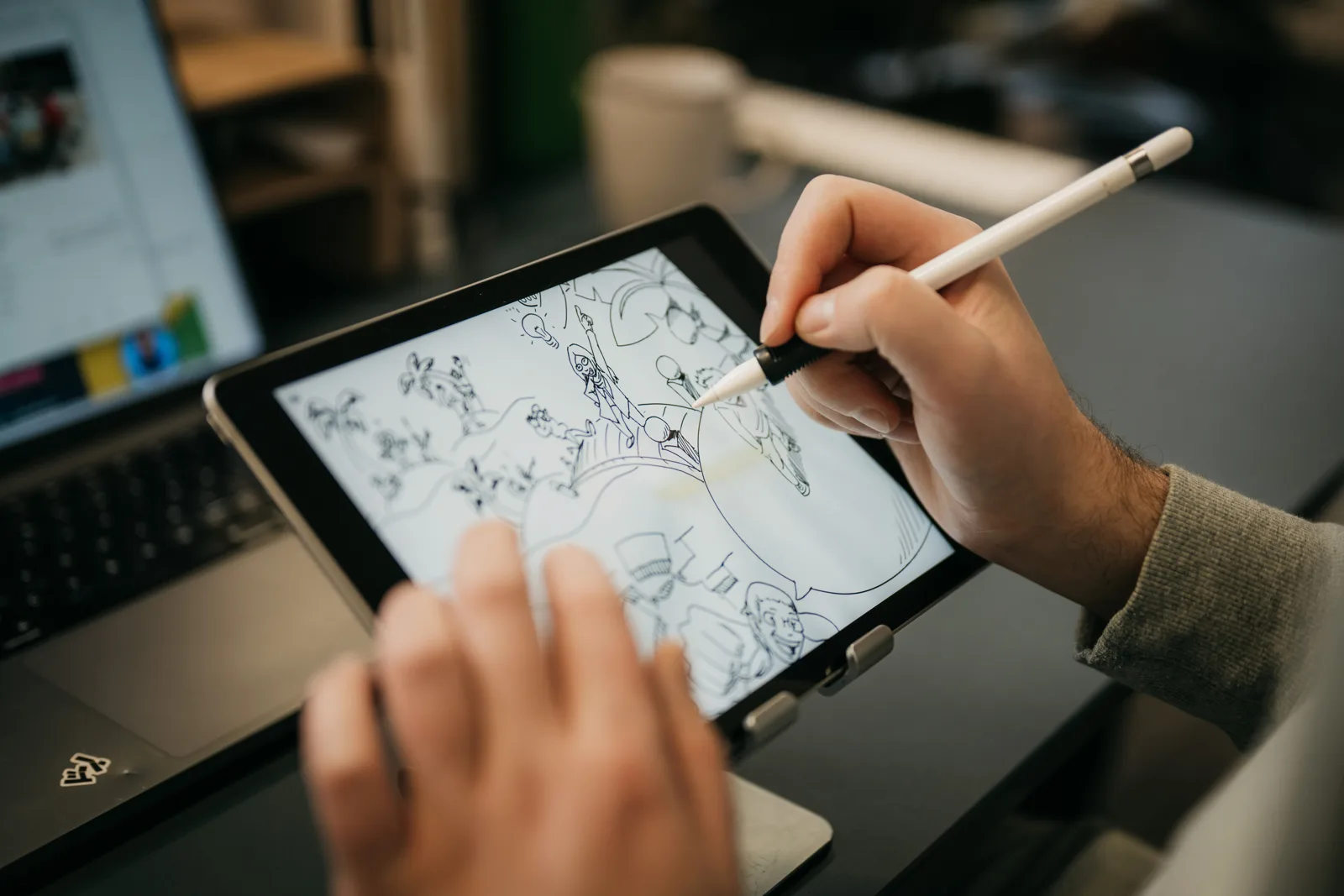 Art director tekent een infographic-concept op een iPad tijdens het ontwikkelen van een marketingconcept