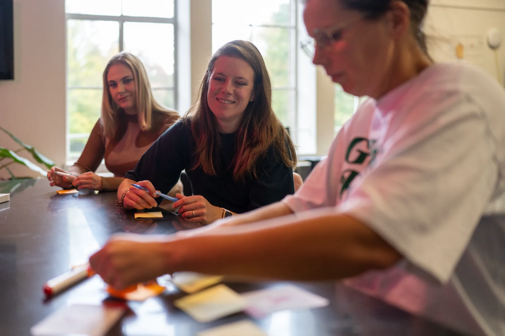 Team brainstormt met ideeën op briefjes tijdens een sessie