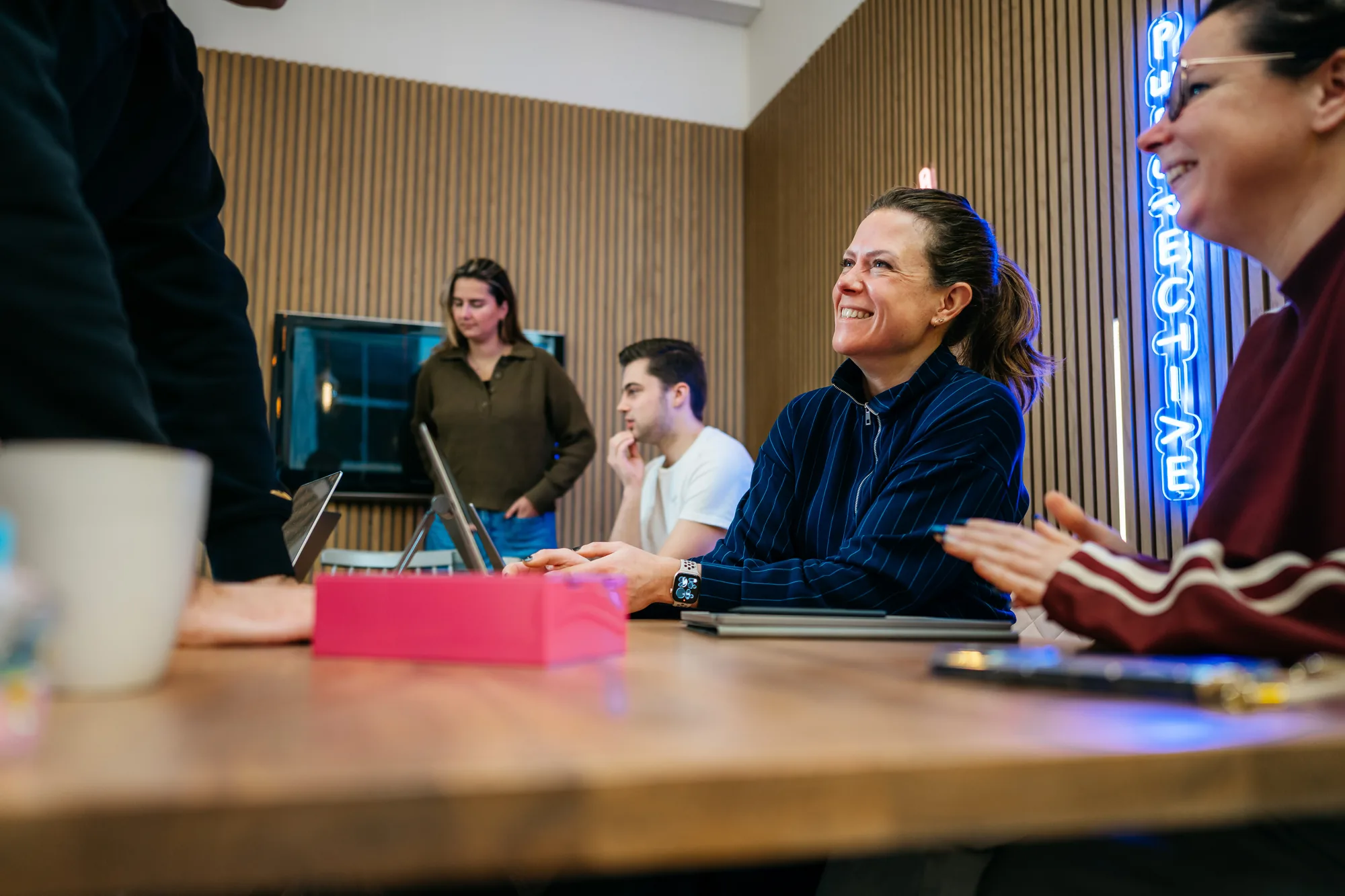 Het team van Milkshake marketing lacht samen tijdens het werk