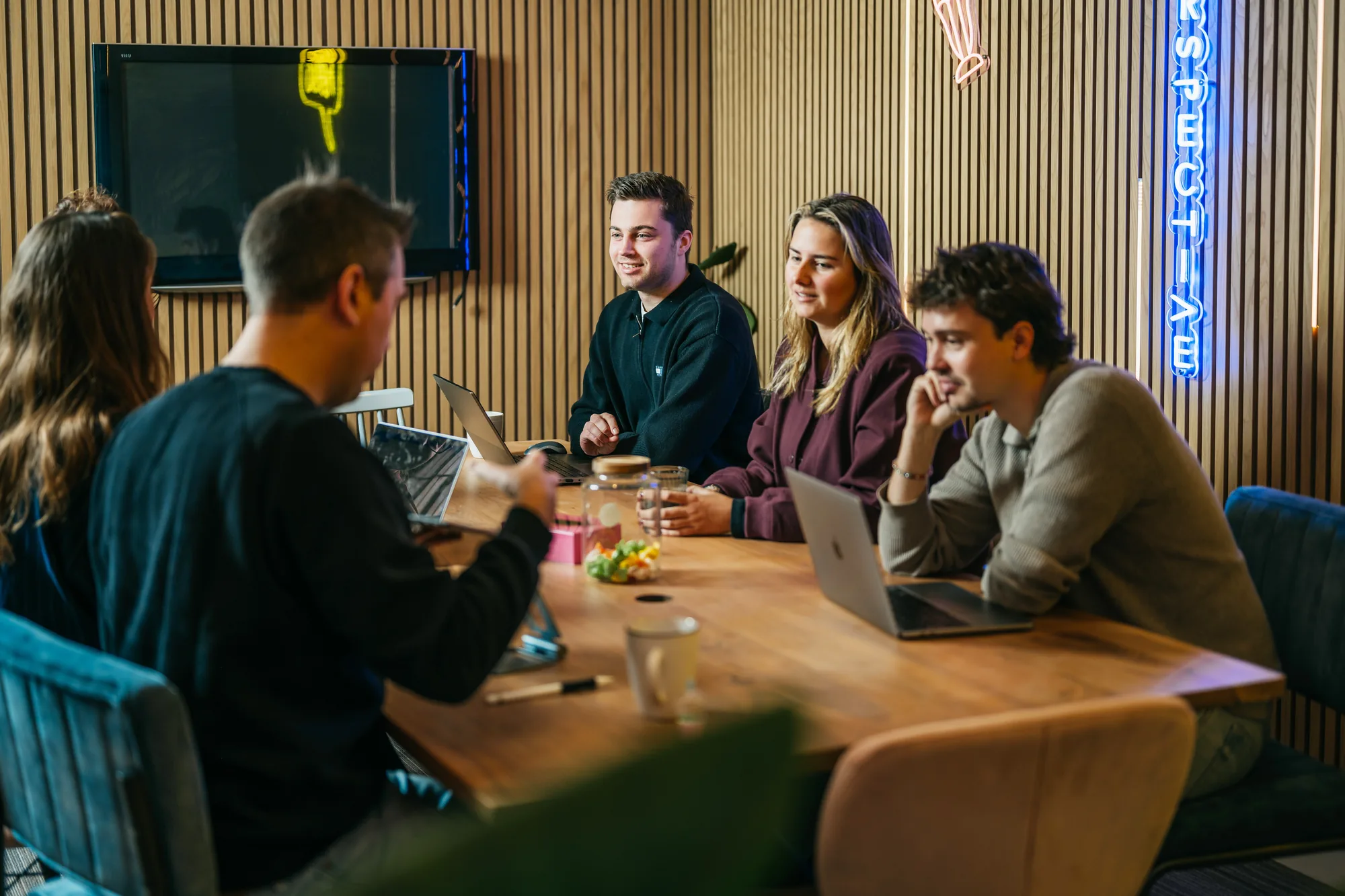 Het team van Milkshake marketing bespreekt een doelgroep aan tafel