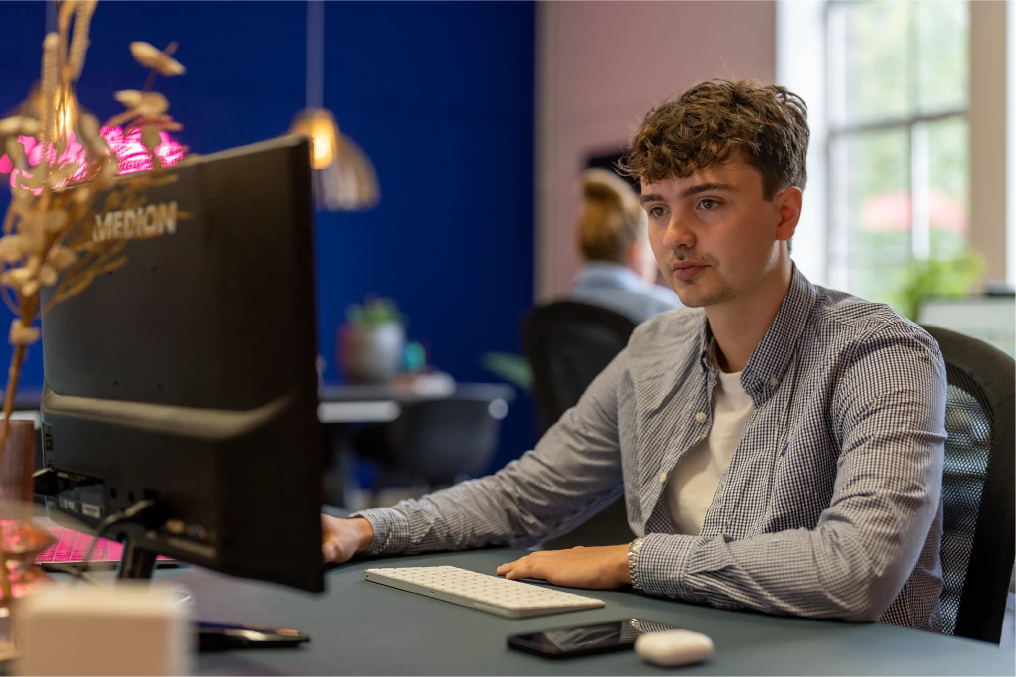 Collega van Milkshake marketing schrijft geconcentreerd achter zijn scherm