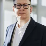 Alex Raum, Inhaber