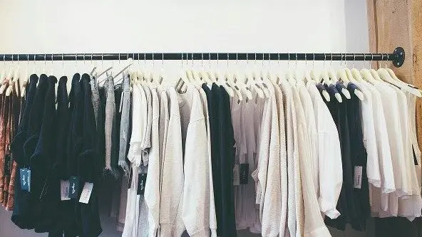 Warm weather helps push up UK clothing sales during August