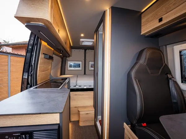 Roadstar X – Blick durch das Innere des Reisemobils von vorne nach hinten