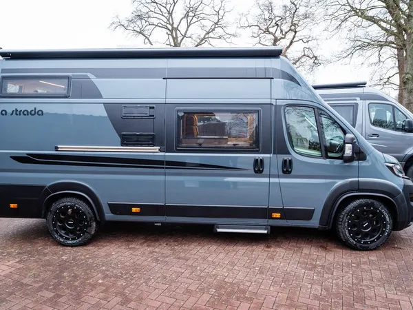 Avanti EBF – Graues Reisemobil (La Strada Avanti EBF) von der Seite, draußen.