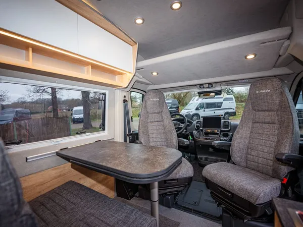 Avanti E – Sitzgruppe und drehbare Vordersitze im Innenraum des Reisemobils Avanti E.