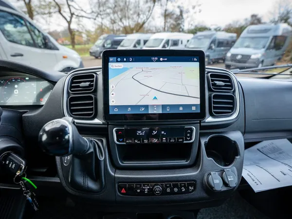 Avanti C – Das Cockpit eines Reisemobils mit Navigationssystem und Armaturenbrett.