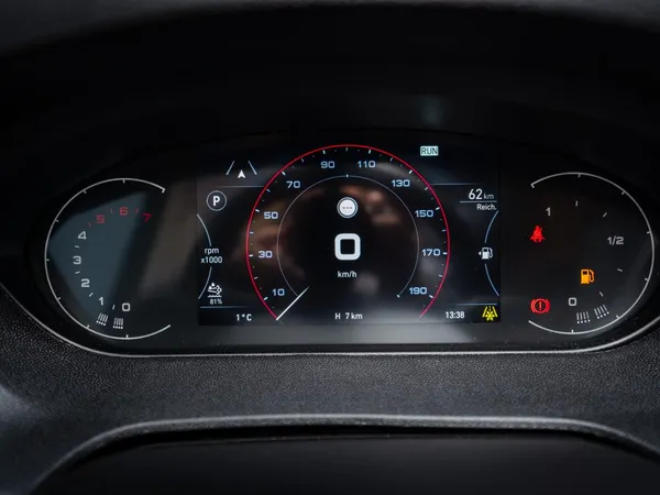 Avanti E – Digitales Kombiinstrument mit Tachometer, Drehzahlmesser und weiteren Anzeigen.