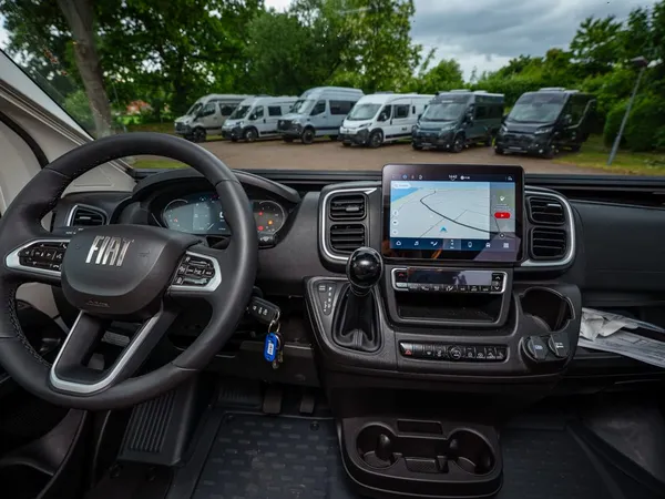 2Win Vario – Cockpit des Reisemobils mit Lenkrad, Infotainmentsystem und Getriebeschaltung.