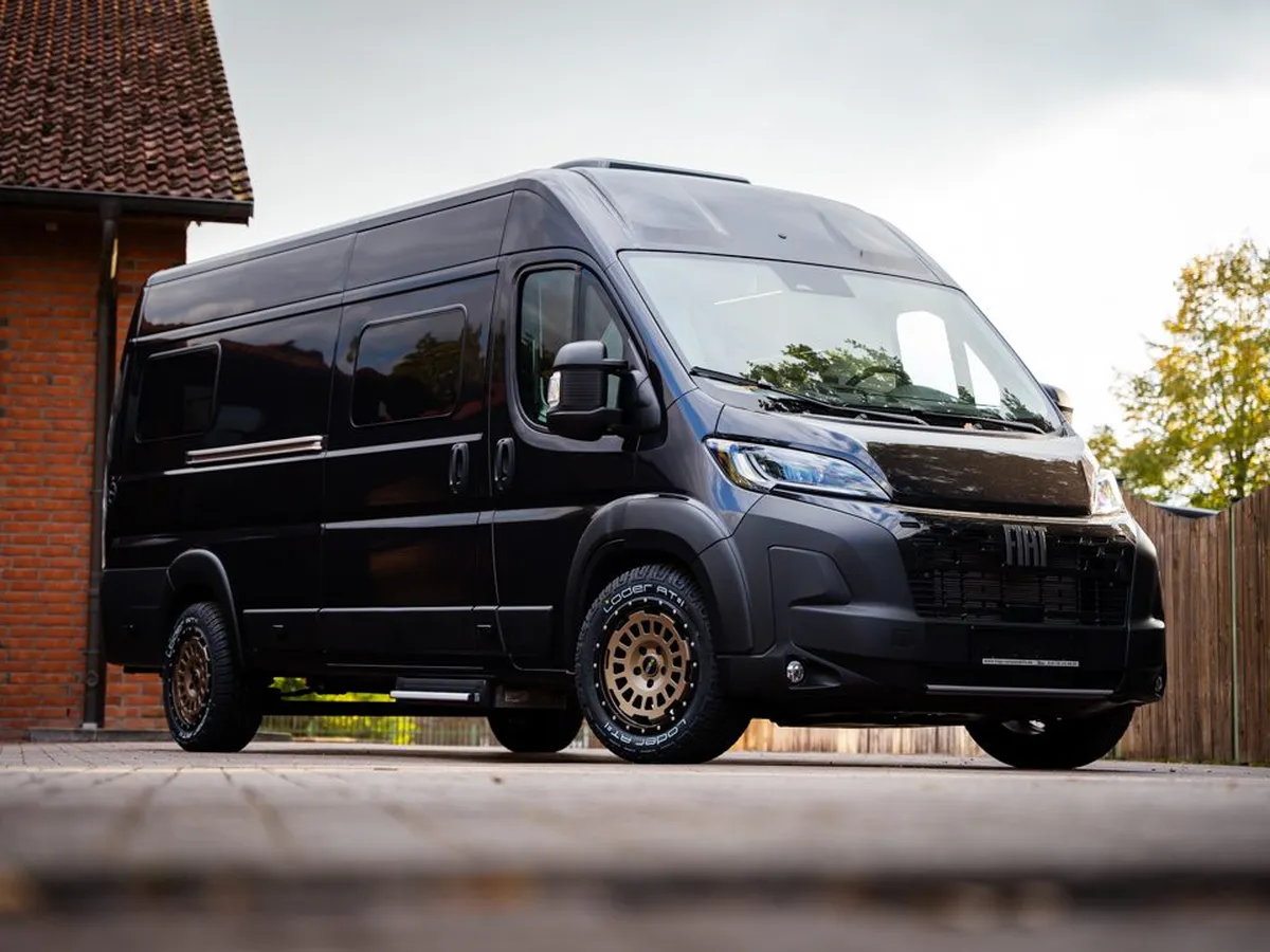 Trenta 640 – Trenta 640 Kastenwagen in Schwarz, schräg von vorne
