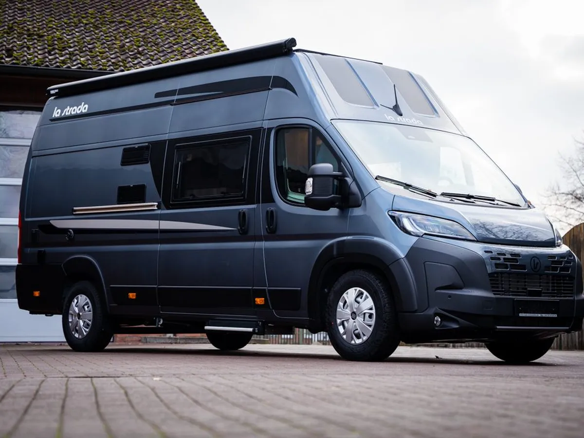 Avanti C – Graues La Strada Avanti C Reisemobil, schräg von vorne auf Hof.