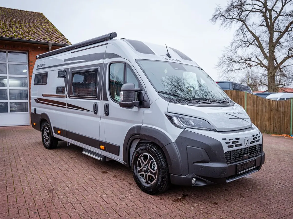 Avanti E – Graues Reisemobil Avanti E schräg von vorne vor Gebäude auf Pflaster