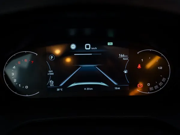 Columbus 600 D – Digitales Cockpit eines Reisemobils mit Anzeigen für Geschwindigkeit und Reichweite.