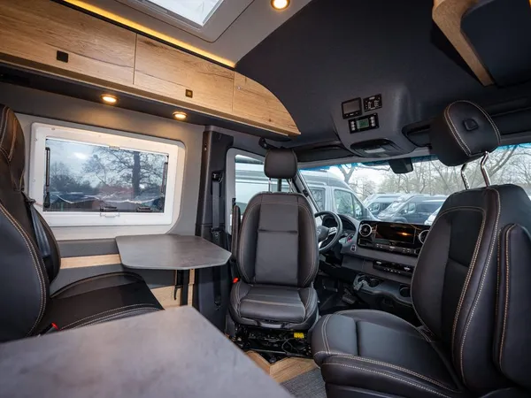 Roadstar X – Sitzgruppe und drehbare Vordersitze im Innenraum des Reisemobils