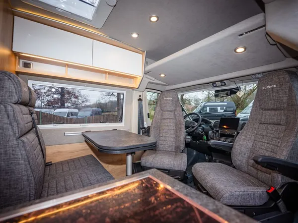Avanti E – Sitzgruppe und Cockpit-Bereich im Wohnmobil, Vordersitze gedreht