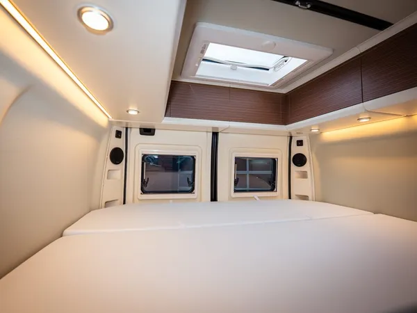 Columbus 600 D – Heckbett im Reisemobil mit Fenstern, Dachluke und Staufächern.