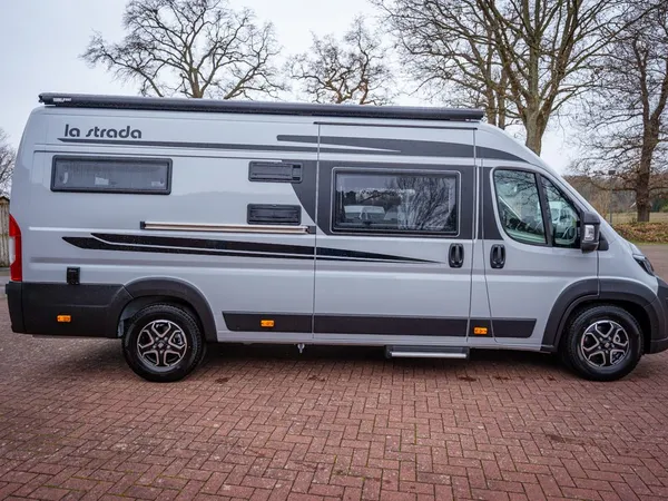 Avanti E – Graues Reisemobil (Avanti E) von der Seite, draußen auf Pflastersteinen.