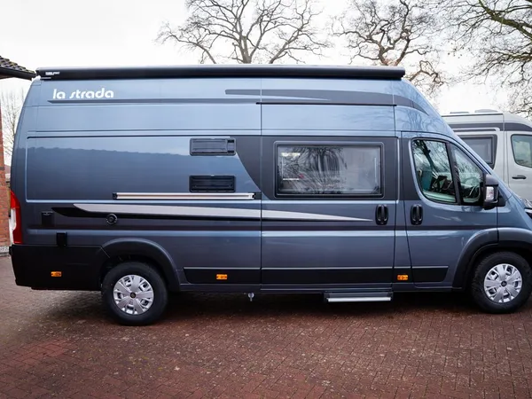 Avanti C – Graues Reisemobil Avanti C von La Strada, Seitenansicht draussen.