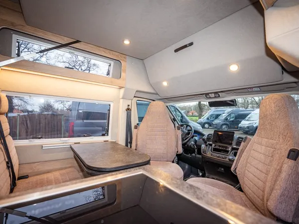 Avanti EBF – Innenraum des Reisemobils mit drehbaren Sitzen, Tisch und Fenstern